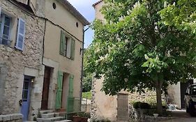 F2 De Caractere Dans Un Hameau Typique Provencal
